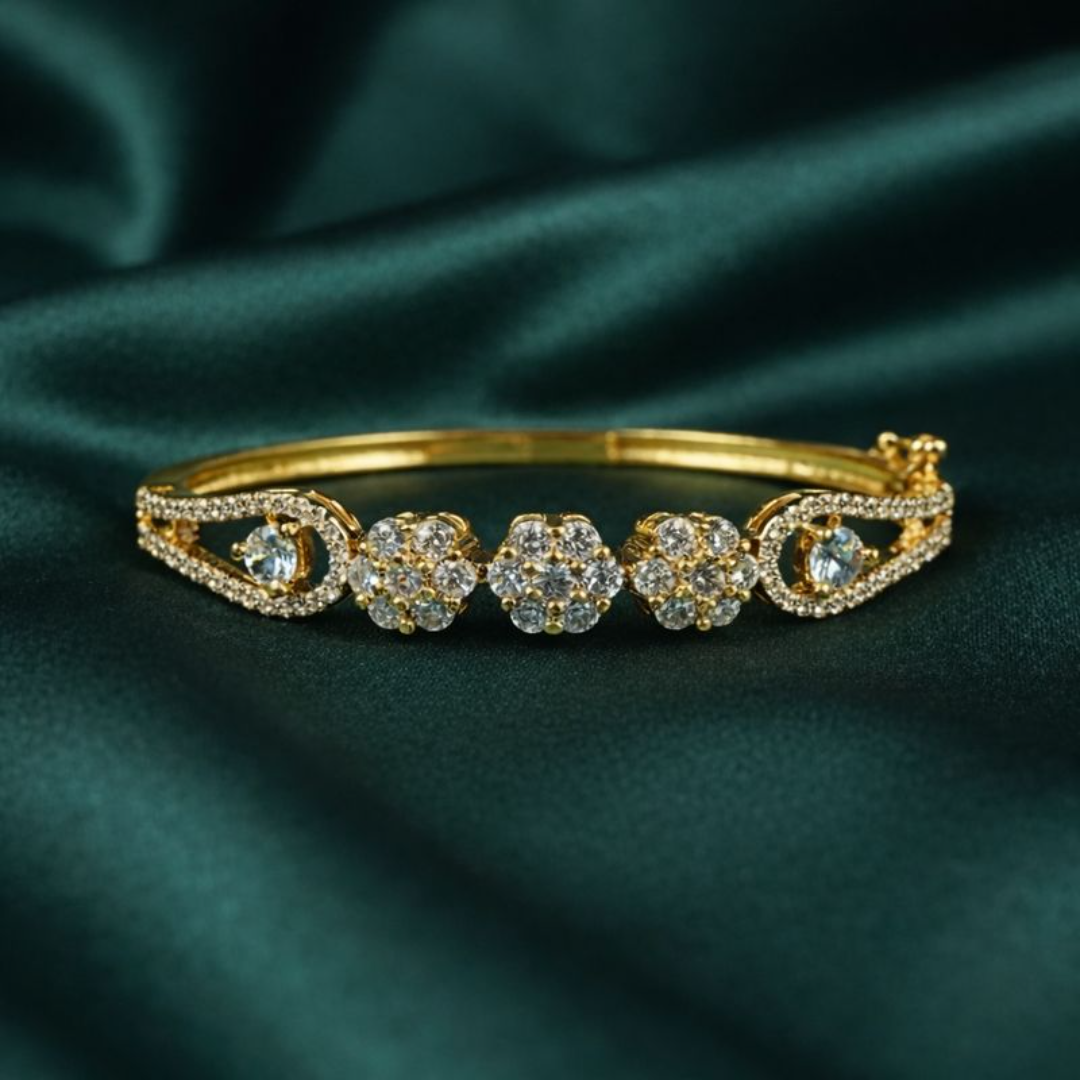 (DCB004) Elegant gold bracelet with floral clusters