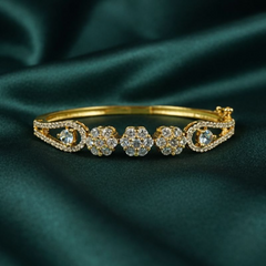 (DCB004) Elegant gold bracelet with floral clusters