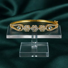 (DCB004) Elegant gold bracelet with floral clusters