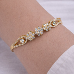 (DCB004) Elegant gold bracelet with floral clusters