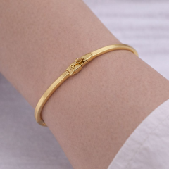 (DCB004) Elegant gold bracelet with floral clusters